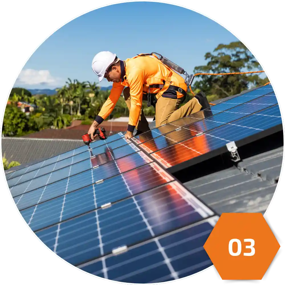 Handwerker Installiert Solarplatten auf einem Dach